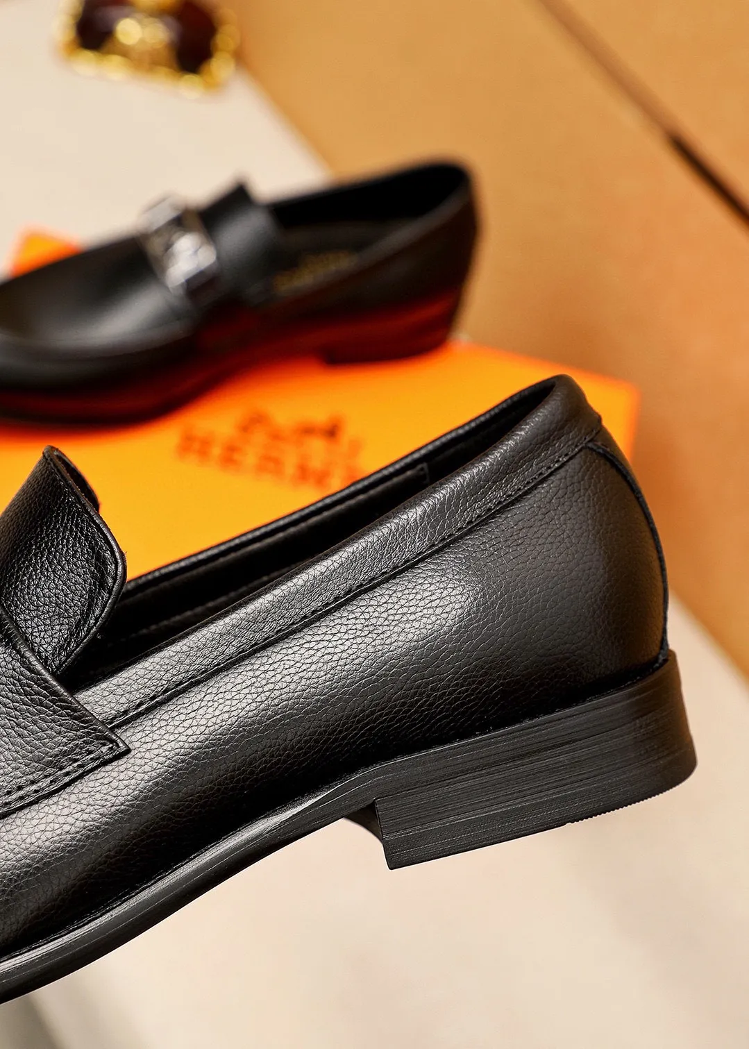 Men's shoes 💰480 💐 Product trademark: HERMES "Hermès" casual leather shoes Regular size: 39-44 (38.45.46🉑️Customized) Product materials: Selected imported first-layer pebbled calfskin upper + classic hardware buckle, imported water-dyed 🐂 cowhide lining. Strong three-dimensional visual effect, combined outsole Color: 1⃣️color optional